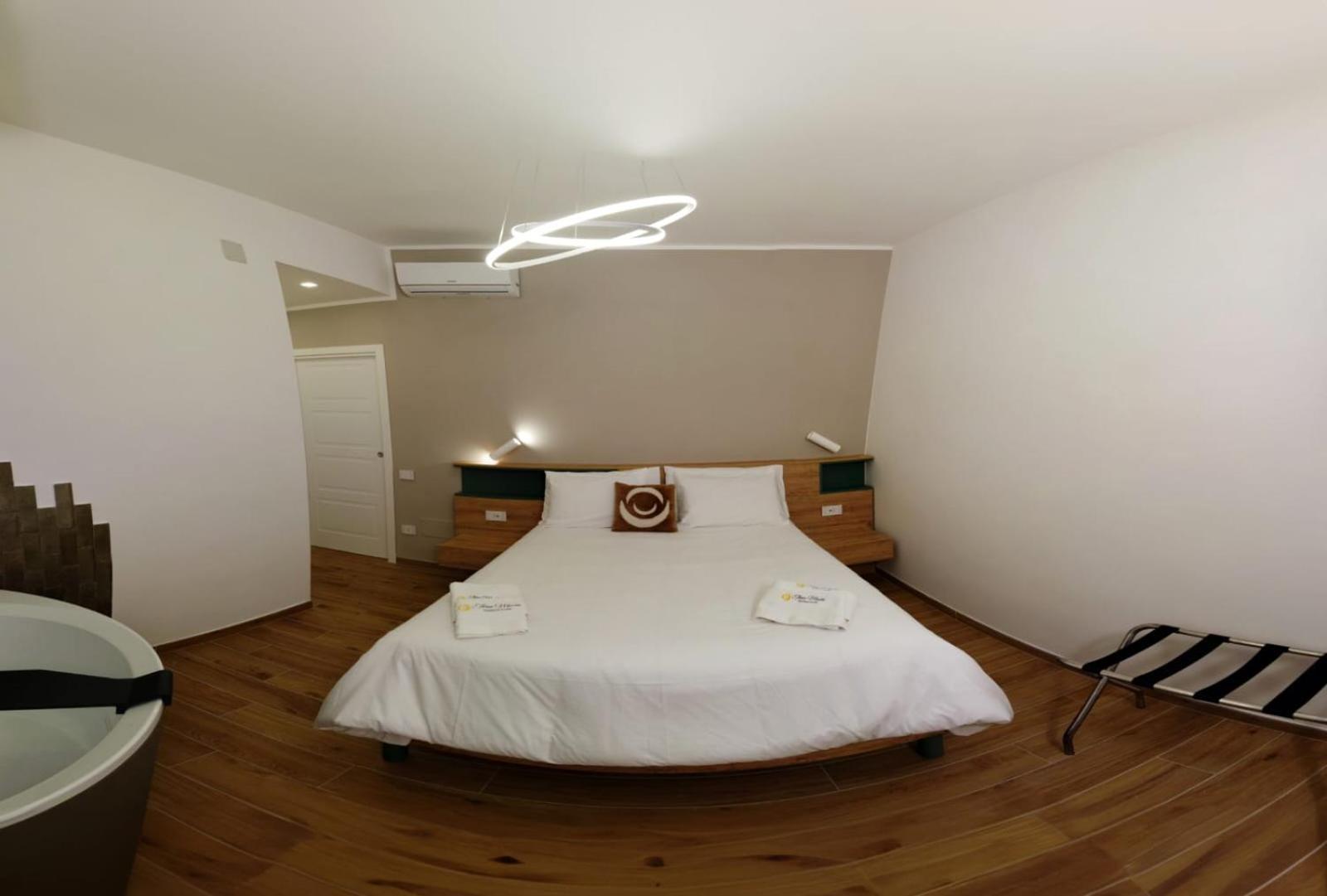 Three Moons Boutique House/Calypso Apartment ซาแลร์โน ภายนอก รูปภาพ