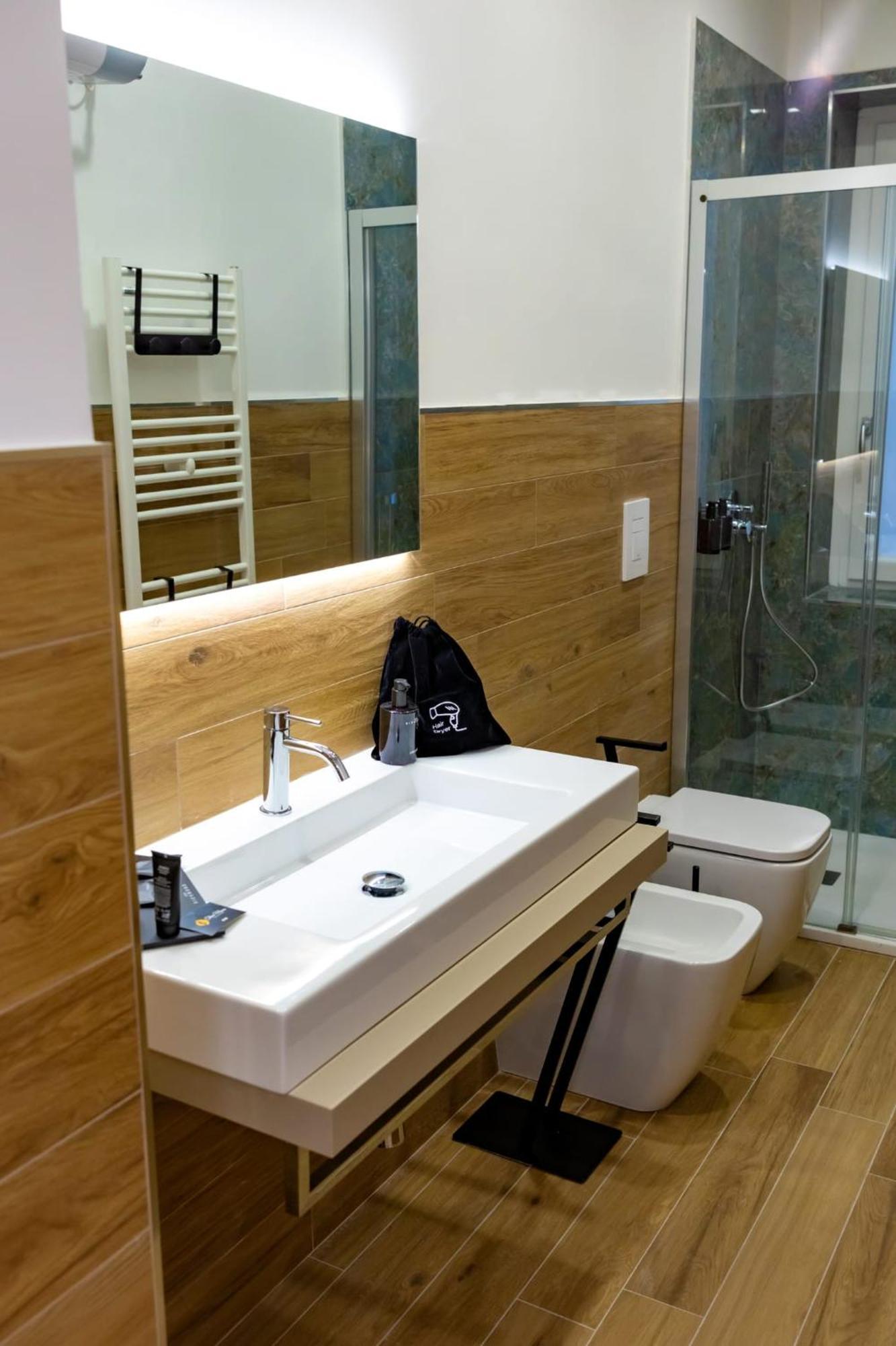Three Moons Boutique House/Calypso Apartment ซาแลร์โน ภายนอก รูปภาพ