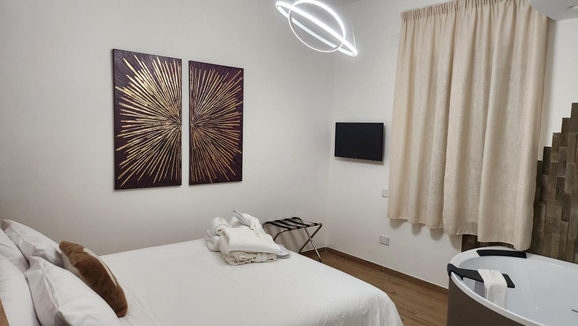 Three Moons Boutique House/Calypso Apartment ซาแลร์โน ภายนอก รูปภาพ