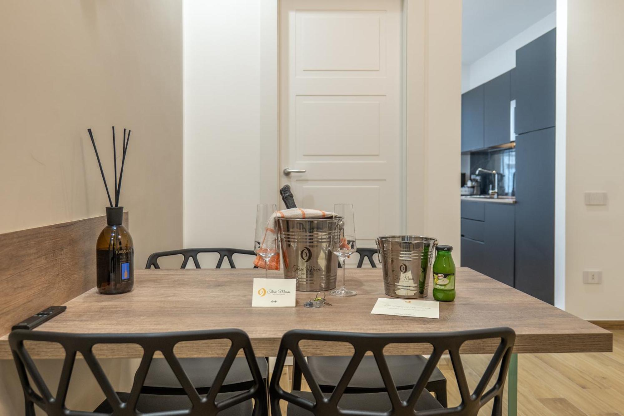 Three Moons Boutique House/Calypso Apartment ซาแลร์โน ภายนอก รูปภาพ