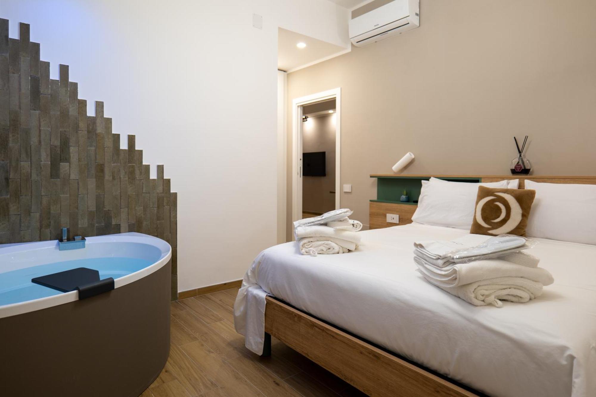 Three Moons Boutique House/Calypso Apartment ซาแลร์โน ภายนอก รูปภาพ