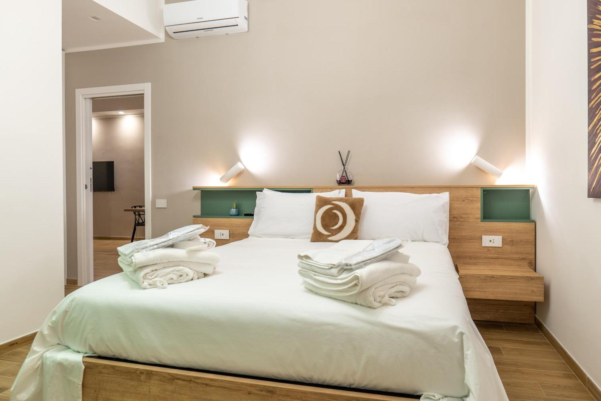 Three Moons Boutique House/Calypso Apartment ซาแลร์โน ภายนอก รูปภาพ