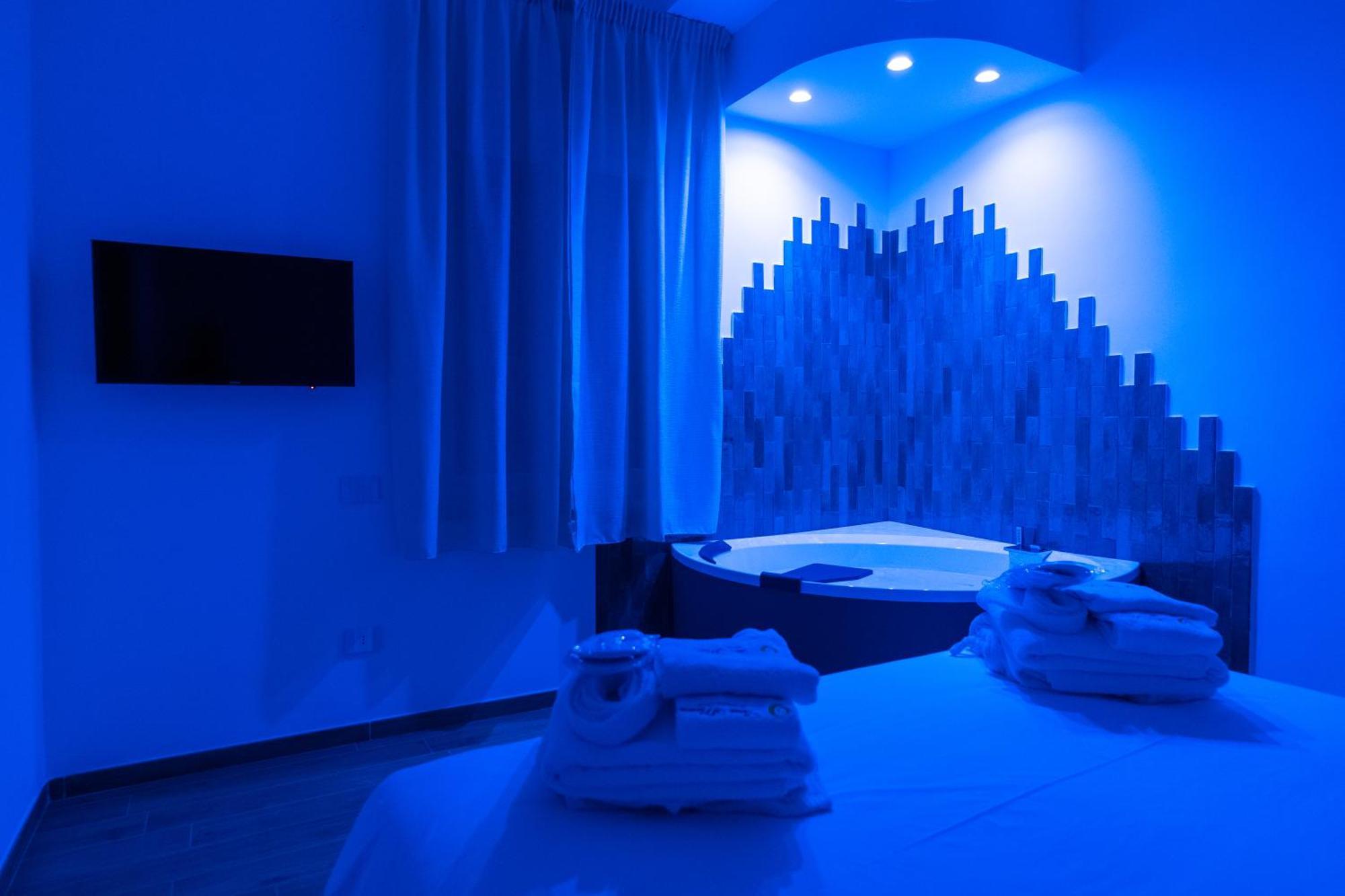 Three Moons Boutique House/Calypso Apartment ซาแลร์โน ภายนอก รูปภาพ