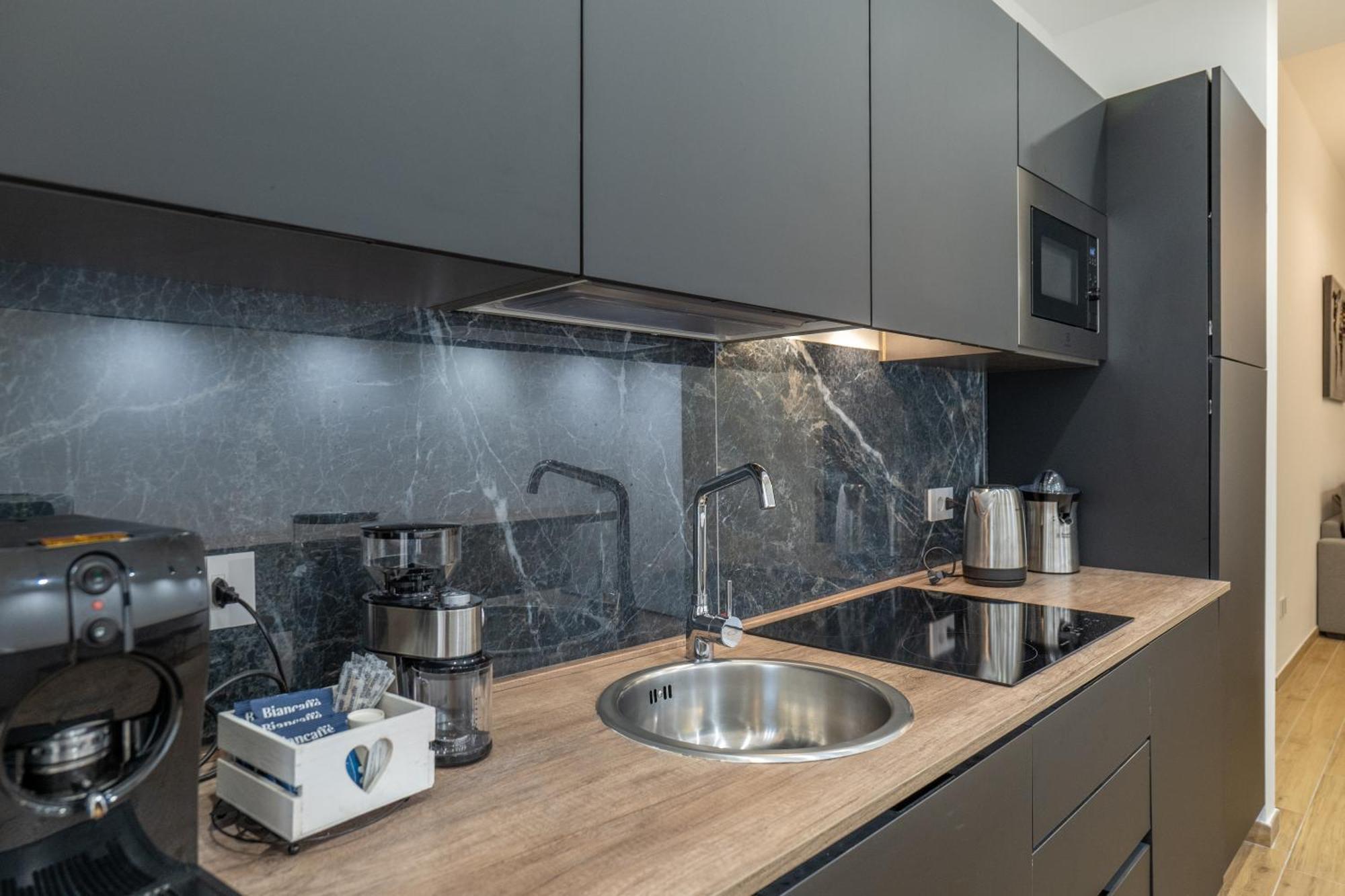 Three Moons Boutique House/Calypso Apartment ซาแลร์โน ภายนอก รูปภาพ