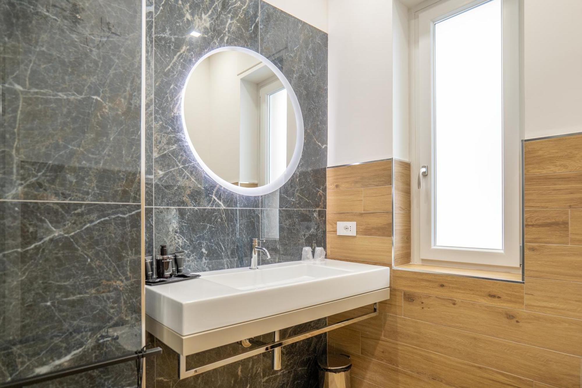 Three Moons Boutique House/Calypso Apartment ซาแลร์โน ภายนอก รูปภาพ